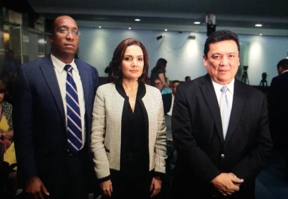 Nombrados como Procurador General de la Nación, Eduardo Ulloa (a la derecha); su suplente, Javier Caraballo (izq); y la suplente del Procurador de la Administración, Mónica Castillo en el medio. Nombrados como Procurador General de la Nación, Eduardo Ulloa (a la derecha); su suplente, Javier Caraballo (izq); y la suplente del Procurador de la Administración, Mónica Castillo en el medio.
