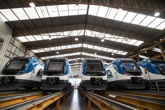 Vista frontal de trenes fabricados por la empresa china CRRC Qingdao Sifang para Chile, ya montados en los rieles, el 24 de marzo de 2021. Vista frontal de trenes fabricados por la empresa china CRRC Qingdao Sifang para Chile, ya montados en los rieles, el 24 de marzo de 2021.