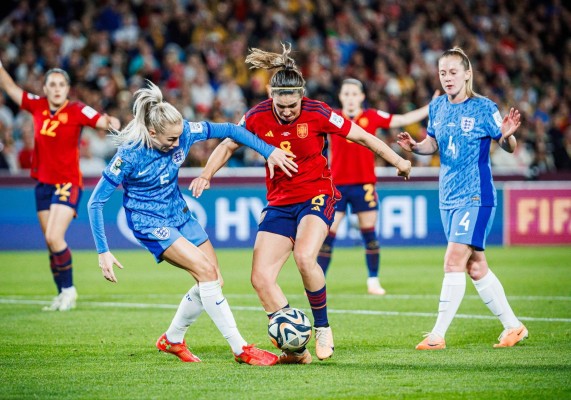 Alex Greenwood (i.) y Mariona Caldentey (d.) disputando un balón. Alex Greenwood (i.) y Mariona Caldentey (d.) disputando un balón.