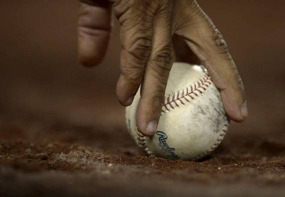 Detalle de la bola durante un partido de béisbol. Detalle de la bola durante un partido de béisbol.