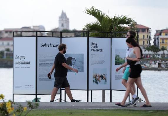 La exposición está ubicada en el mirador de la Cinta Costera. La exposición está ubicada en el mirador de la Cinta Costera.