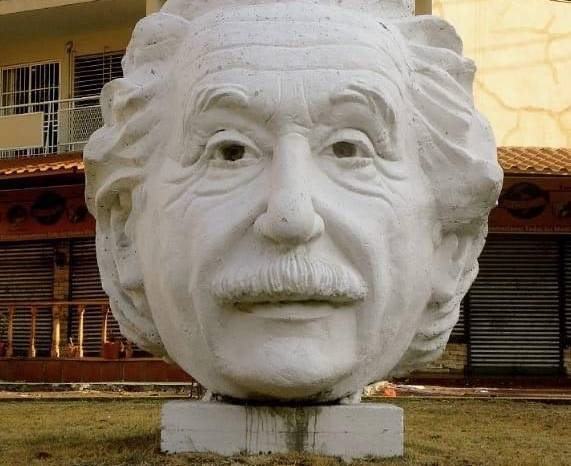 Esta escultura fue una donación del Consejo Central Comunitario Hebreo de Panamá, inaugurada en enero de 1968 y realizada por el escultor panameño Carlos Arboleda (1929-2021). Esta escultura fue una donación del Consejo Central Comunitario Hebreo de Panamá, inaugurada en enero de 1968 y realizada por el escultor panameño Carlos Arboleda (1929-2021).