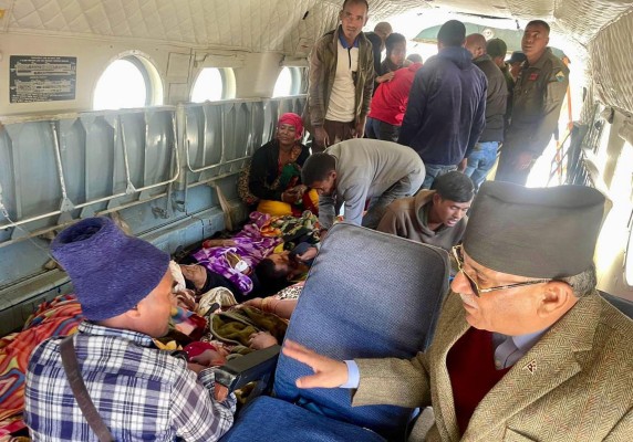 El primer ministro nepalí, Pushpa Kamal Dahal (dcha), habla con víctimas del terremoto en un hospital cerca de los distritos de Jajarkot y West Rukum, Nepal, el 4 de noviembre de 2023. El primer ministro nepalí, Pushpa Kamal Dahal (dcha), habla con víctimas del terremoto en un hospital cerca de los distritos de Jajarkot y West Rukum, Nepal, el 4 de noviembre de 2023.