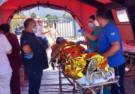 Servicios sanitarios griegos ayudan a los migrantes que viajaban en un barco naufragado en el mar Jónico. Servicios sanitarios griegos ayudan a los migrantes que viajaban en un barco naufragado en el mar Jónico.