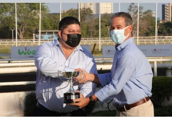 Eric Navarro C. entrega el trofeo del triunfo a Anibal Galindo. Eric Navarro C. entrega el trofeo del triunfo a Anibal Galindo.