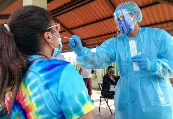 A todo paciente sospechoso, deberá realizársele hisopado nasal. Si el paciente tiene síntomas respiratorios y la prueba de antígeno es negativa, se debe realizar prueba de PCR. A todo paciente sospechoso, deberá realizársele hisopado nasal. Si el paciente tiene síntomas respiratorios y la prueba de antígeno es negativa, se debe realizar prueba de PCR.