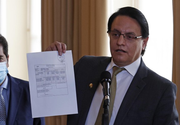 El asambleísta ecuatoriano Fernando Villavicencio presentaba un documento sobre Alex Saab, quien es considerado el testaferro de Nicolás Maduro. El asambleísta ecuatoriano Fernando Villavicencio presentaba un documento sobre Alex Saab, quien es considerado el testaferro de Nicolás Maduro.