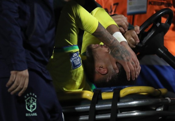 Neymar Jr. al momento de ser retirado lesionado del campo. Neymar Jr. al momento de ser retirado lesionado del campo.