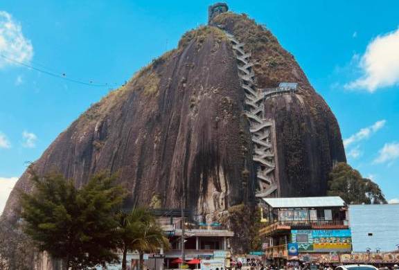 La mujer decidió tomar el recorrido de la piedra y próxima a llegar a la cima fue encontrada por una socorrista. La mujer decidió tomar el recorrido de la piedra y próxima a llegar a la cima fue encontrada por una socorrista.