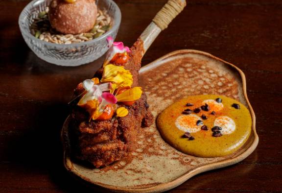 Chuleta de cordero frita, salsa de plátano maduro especiado y croqueta de otoe y cordero. Chuleta de cordero frita, salsa de plátano maduro especiado y croqueta de otoe y cordero.