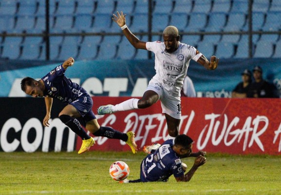 Alejandro Yearwood (d) de Universitario disputa el balón con el defensor Byron Leal (i) de Cobán Imperial. Alejandro Yearwood (d) de Universitario disputa el balón con el defensor Byron Leal (i) de Cobán Imperial.