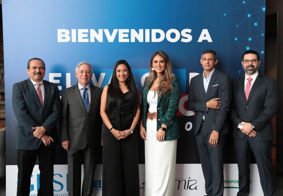 De izq. a der.: Gerardo Berroa Loo, Eloy Alfaro, Jitzel Sandoval, Ivette Leonardi, Carlos Atencio y Santiago Porcell. De izq. a der.: Gerardo Berroa Loo, Eloy Alfaro, Jitzel Sandoval, Ivette Leonardi, Carlos Atencio y Santiago Porcell.