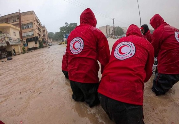Imagen cedida de miembros de la Media Luna Roja en una zona del este de Libia. Imagen cedida de miembros de la Media Luna Roja en una zona del este de Libia.