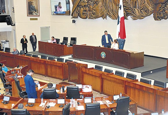 La sesión plenaria está convocada para iniciar a las 3:30 de la tarde de hoy. La sesión plenaria está convocada para iniciar a las 3:30 de la tarde de hoy.