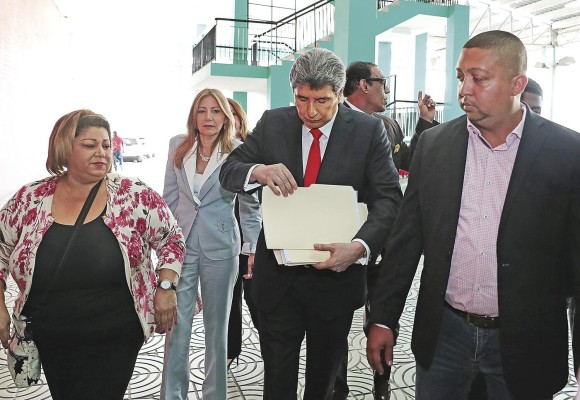 Moncada Luna alegó que fue obligado a firmar un acuerdo de pena. Moncada Luna alegó que fue obligado a firmar un acuerdo de pena.