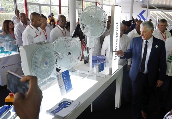 El presidente cubano, Miguel Díaz-Canel, realiza un recorrido por diferentes pabellones de la 39 Feria Internacional de La Habana FIHAV 2023 hoy, en La Habana (Cuba). El presidente cubano, Miguel Díaz-Canel, realiza un recorrido por diferentes pabellones de la 39 Feria Internacional de La Habana FIHAV 2023 hoy, en La Habana (Cuba).