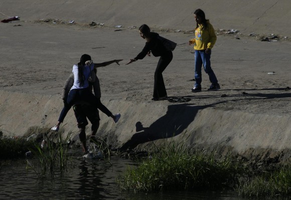 Migrantes cruzan fronterizo Río Bravo , en Ciudad Juárez, en el estado de Chihuahua (México) Migrantes cruzan fronterizo Río Bravo , en Ciudad Juárez, en el estado de Chihuahua (México)