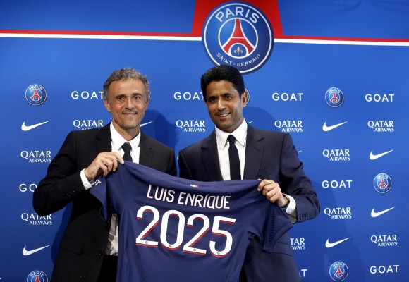 El seleccionador Luis Enrique (izq.) posa con Nasser Al-Khelaïfi. El seleccionador Luis Enrique (izq.) posa con Nasser Al-Khelaïfi.