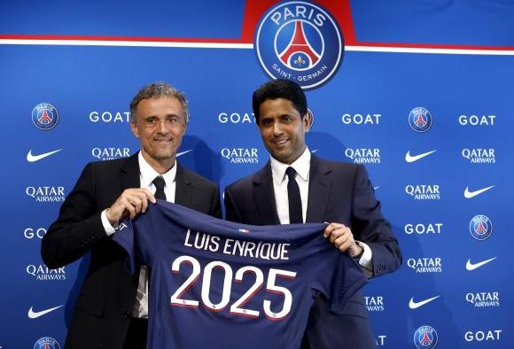 El seleccionador Luis Enrique (izq.) posa con Nasser Al-Khelaïfi. El seleccionador Luis Enrique (izq.) posa con Nasser Al-Khelaïfi.
