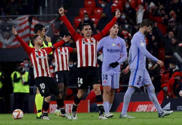 Los jugadores del Athletic Club celebran el pase de su equipo a cuartos de final tras derrotar al FC Barcelona en el estadio de San Mamés, en Bilbao. Los jugadores del Athletic Club celebran el pase de su equipo a cuartos de final tras derrotar al FC Barcelona en el estadio de San Mamés, en Bilbao.