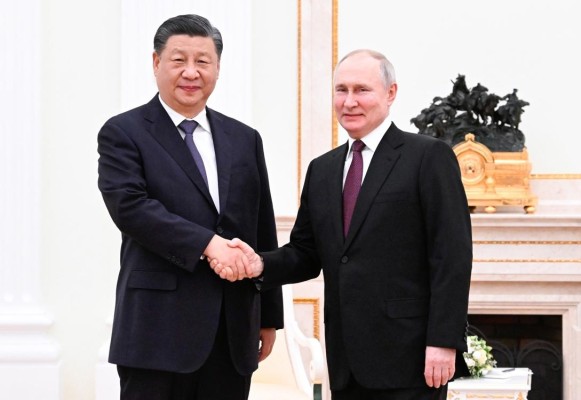 El presidente chino, Xi Jinping (i) y el ruso Vladímir Putin (d), en el Kremlin. El presidente chino, Xi Jinping (i) y el ruso Vladímir Putin (d), en el Kremlin.