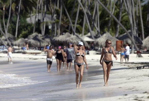 Fotografía de archivo en la que se registró a un grupo de turistas al recorrer una playa de Punta Cana (República Dominicana). Fotografía de archivo en la que se registró a un grupo de turistas al recorrer una playa de Punta Cana (República Dominicana).
