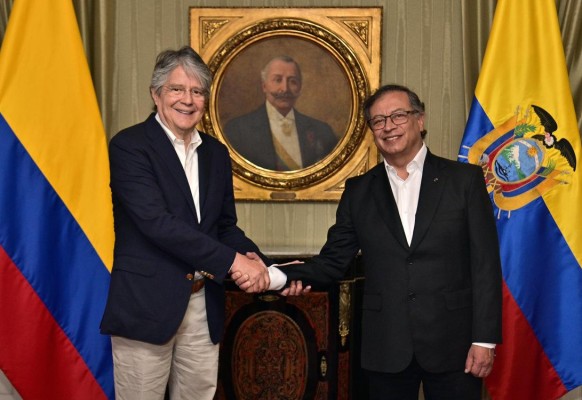 Fotografía cedida por la Presidencia de Colombia que muestra al presidente de Ecuador, Guillermo Lasso (i), y al de Colombia, Gustavo Petro (d). Fotografía cedida por la Presidencia de Colombia que muestra al presidente de Ecuador, Guillermo Lasso (i), y al de Colombia, Gustavo Petro (d).
