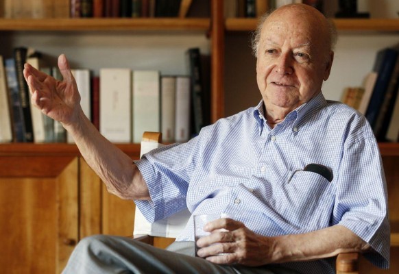Fotografía del 14 de noviembre de 2012, del escritor chileno, Jorge Edwards, en su casa en Santiago, Chile. Fotografía del 14 de noviembre de 2012, del escritor chileno, Jorge Edwards, en su casa en Santiago, Chile.