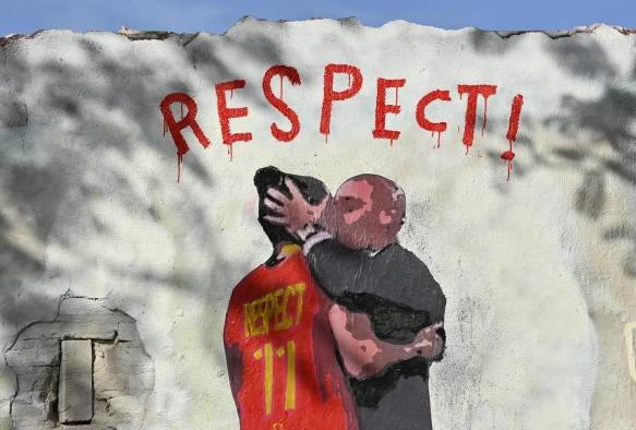 El artista italiano Salvatore Benintende pintó este mural en una calle de Italia. El artista italiano Salvatore Benintende pintó este mural en una calle de Italia.