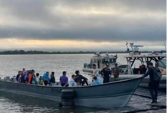 La lancha fue interceptada en su intento por cruzar la frontera colombiana con destino a Panamá. La lancha fue interceptada en su intento por cruzar la frontera colombiana con destino a Panamá.