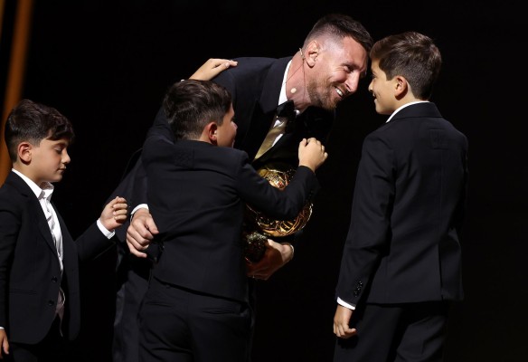 Lionel Messi celebrando su octavo Balón de Oro junto a sus hijos. Lionel Messi celebrando su octavo Balón de Oro junto a sus hijos.