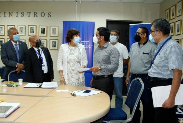 La viceministra de Educación, Zonia Gallardo de Smith (en el centro), junto a integrantes de la Asoprof e integrantes del equipo de trabajo. La viceministra de Educación, Zonia Gallardo de Smith (en el centro), junto a integrantes de la Asoprof e integrantes del equipo de trabajo.