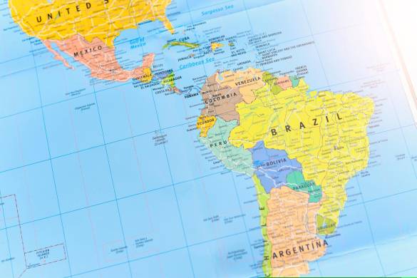 América Latina tiene ante sí el desafío de volver a ser productor de materias primas primarias o apoyarse en ellas y las nuevas tecnologías. América Latina tiene ante sí el desafío de volver a ser productor de materias primas primarias o apoyarse en ellas y las nuevas tecnologías.