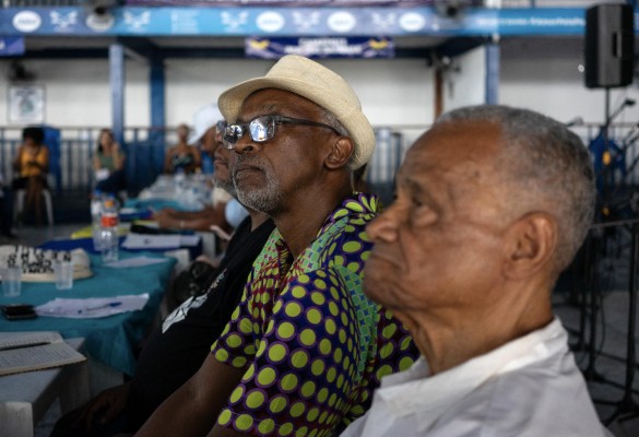 Elias José Alfredo (izq.), militante del quilombo Raça e Classe, asiste a una audiencia pública sobre la conciencia de los negros y la reparación de la esclavitud, en el cuartel de la escuela de samba Portela en Madureira, Río de Janeiro, Brasil, el 18 de noviembre de 2023. Elias José Alfredo (izq.), militante del quilombo Raça e Classe, asiste a una audiencia pública sobre la conciencia de los negros y la reparación de la esclavitud, en el cuartel de la escuela de samba Portela en Madureira, Río de Janeiro, Brasil, el 18 de noviembre de 2023.