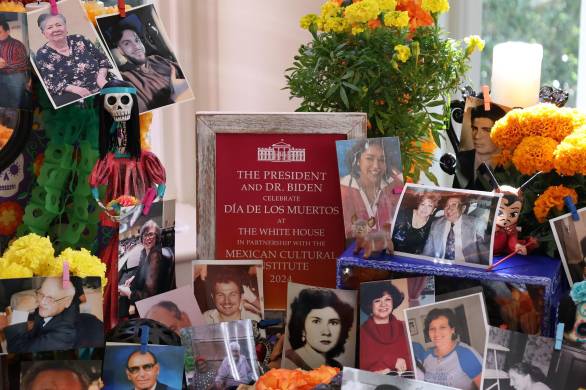La tradición, originaria de México, dicta que las almas de los difuntos cuyas fotografías están en la ofrenda visitan en estas fechas el mundo de los vivos y disfrutan de los alimentos y bebidas que se ponen en el altar. La tradición, originaria de México, dicta que las almas de los difuntos cuyas fotografías están en la ofrenda visitan en estas fechas el mundo de los vivos y disfrutan de los alimentos y bebidas que se ponen en el altar.