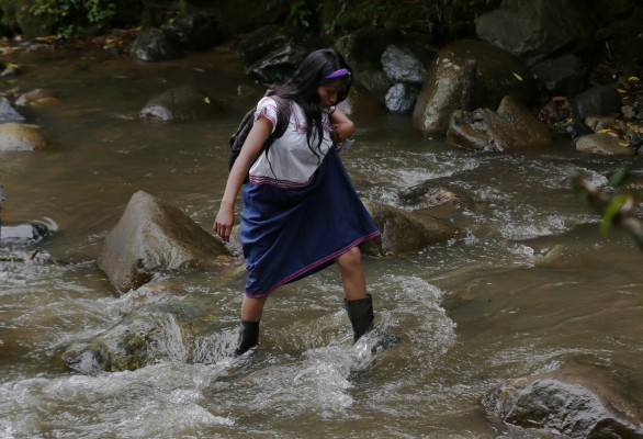 Cuando ir a la escuela es caminar horas bajo la lluvia, por río y lodo. Cuando ir a la escuela es caminar horas bajo la lluvia, por río y lodo.
