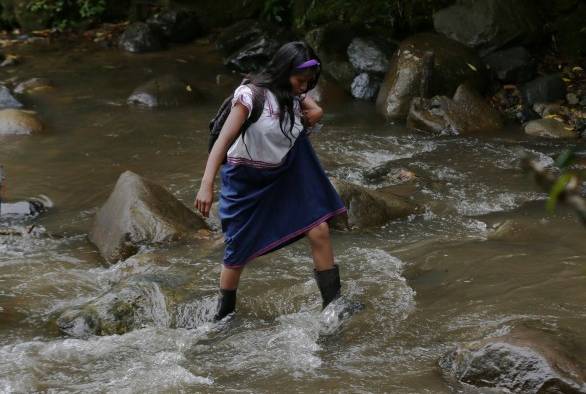 Cuando ir a la escuela es caminar horas bajo la lluvia, por río y lodo. Cuando ir a la escuela es caminar horas bajo la lluvia, por río y lodo.