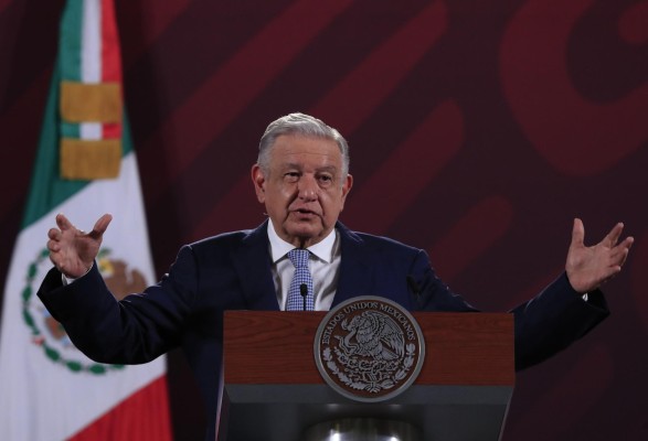 El presidente mexicano, Andrés Manuel López Obrador, habla hoy durante una rueda de prensa en el Palacio Nacional de la Ciudad de México (México). El presidente mexicano, Andrés Manuel López Obrador, habla hoy durante una rueda de prensa en el Palacio Nacional de la Ciudad de México (México).