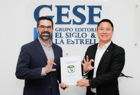Santiago Porcell, gerente general de GESE (izq.) junto a Michael Chen, presidente de la Cámara de Comercio, Agricultura e Industria de Colón (der.). Santiago Porcell, gerente general de GESE (izq.) junto a Michael Chen, presidente de la Cámara de Comercio, Agricultura e Industria de Colón (der.).