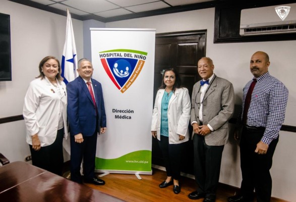 Miembros del equipo médico que participó en la intervención y directivos del centro hospitalario. Miembros del equipo médico que participó en la intervención y directivos del centro hospitalario.