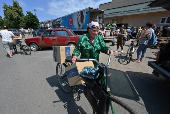 Voluntarios distribuyen ayuda humanitaria del Programa Mundial de Alimentos de la ONU, a los residentes de la aldea de Liptsy, región de Kharkiv, en medio de la invasión militar de Rusia en Ucrania. Voluntarios distribuyen ayuda humanitaria del Programa Mundial de Alimentos de la ONU, a los residentes de la aldea de Liptsy, región de Kharkiv, en medio de la invasión militar de Rusia en Ucrania.