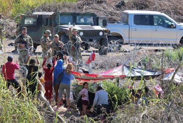 Migrantes son retenidos por La Guardia Nacional estadounidense al cruzar el Río Bravo para intentar ingresar a Estados Unidos hoy, en Matamoros Migrantes son retenidos por La Guardia Nacional estadounidense al cruzar el Río Bravo para intentar ingresar a Estados Unidos hoy, en Matamoros