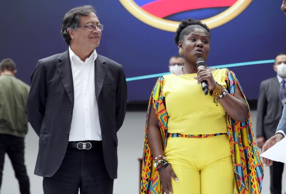 Fotografía de archivo fechada el 25 de marzo de 2022 que muestra al candidato presidencial del Pacto Histórico, Gustavo Petro (i), y su fórmula vicepresidencial, Francia Márquez Fotografía de archivo fechada el 25 de marzo de 2022 que muestra al candidato presidencial del Pacto Histórico, Gustavo Petro (i), y su fórmula vicepresidencial, Francia Márquez