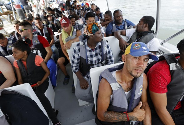 Migrantes abordan una lancha hacia la frontera con Panamá, el 6 de octubre de 2022, en Necocli (Colombia). Migrantes abordan una lancha hacia la frontera con Panamá, el 6 de octubre de 2022, en Necocli (Colombia).