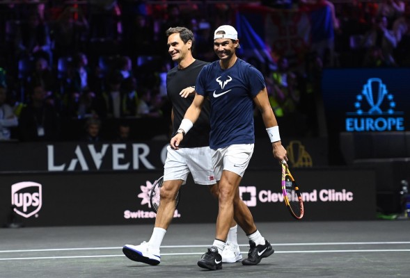 Nadal arropa a Federer en su adiós Nadal arropa a Federer en su adiós