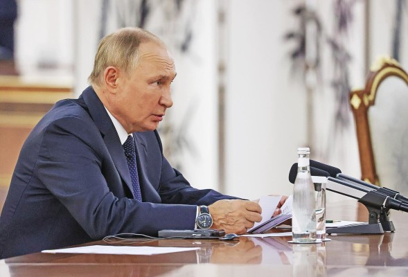 Putin conversa con el presidente Xi Jinping, con motivo de la Cumbre del Consejo de Jefes de Estado de la OCS. Putin conversa con el presidente Xi Jinping, con motivo de la Cumbre del Consejo de Jefes de Estado de la OCS.