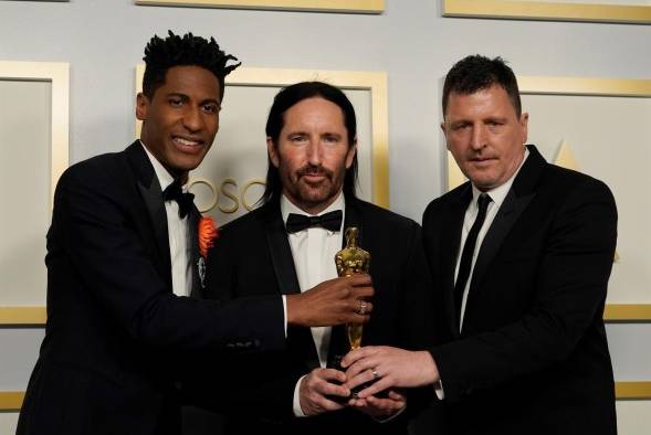 Jon Batiste, Trent Reznor y Atticus Ross, ganadores por Mejor Banda Sonora en la cinta 'Soul' de Disney y Pixar. Jon Batiste, Trent Reznor y Atticus Ross, ganadores por Mejor Banda Sonora en la cinta 'Soul' de Disney y Pixar.