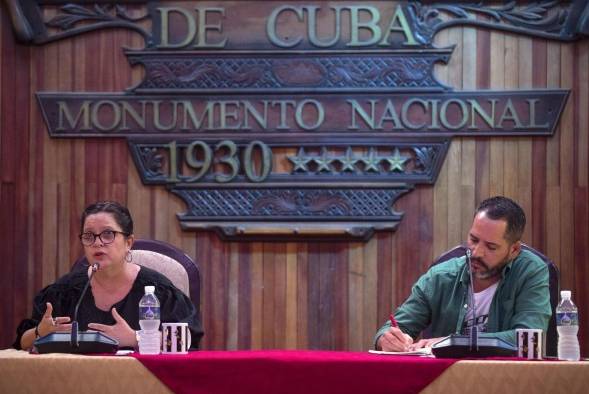 La directora del Festival Internacional del Nuevo Cine Latinoamericano,Tania Delgado Fernández (i), habla durante una conferencia de prensa hoy en La Habana (Cuba). EFE/Yander Zamora La directora del Festival Internacional del Nuevo Cine Latinoamericano,Tania Delgado Fernández (i), habla durante una conferencia de prensa hoy en La Habana (Cuba). EFE/Yander Zamora