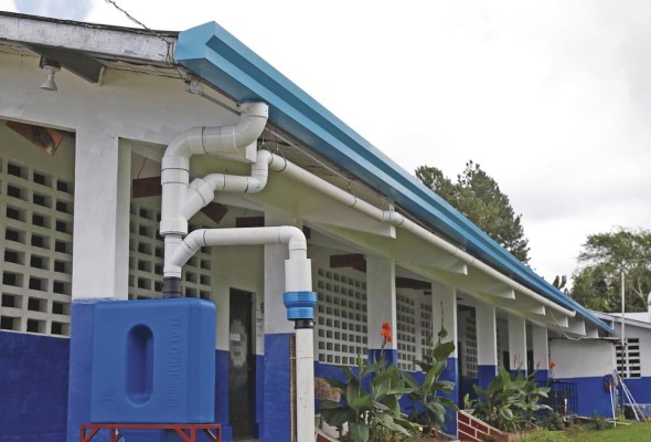 El sistema de captación de agua de lluvia se está implementando en las escuelas rurales del país. El sistema de captación de agua de lluvia se está implementando en las escuelas rurales del país.