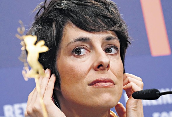 La directora y guionista Estíbaliz Urresola asiste a la rueda de prensa de la película '20.000 especies de abejas' durante el 73 Festival Internacional de Cine de Berlín. La directora y guionista Estíbaliz Urresola asiste a la rueda de prensa de la película '20.000 especies de abejas' durante el 73 Festival Internacional de Cine de Berlín.